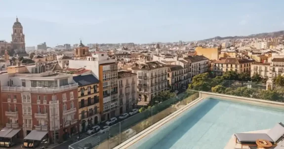 terraza del hotel ME Málaga Rooftop reserva y vistas de la terraza del hotel ME Málaga Rooftop